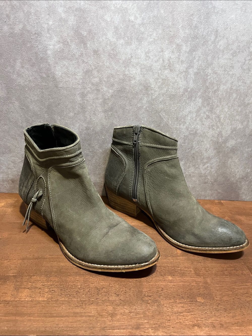 Rebel’s Olive Green Gray Suede Ankle Boots size 7.5
